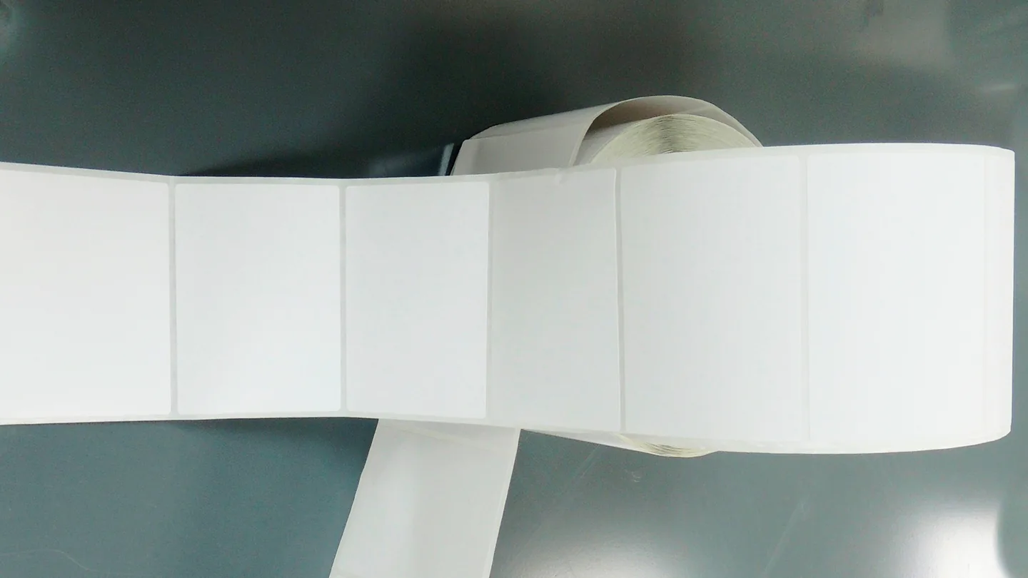 Detalhe de bobina de etiquetas em branco do acervo CEPRINT